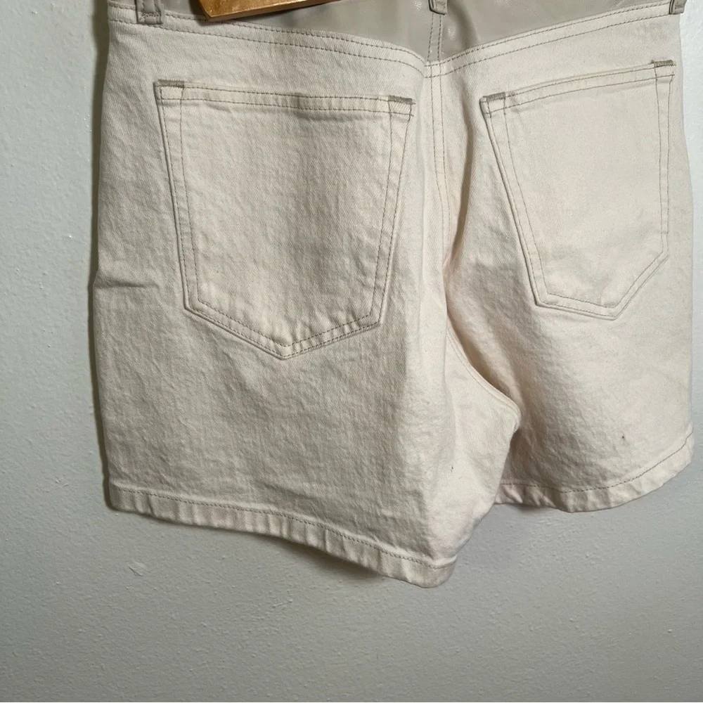 Abercrombie & Fitch Women's Size 27/4 The Dad Short High Rise White Faux Leather